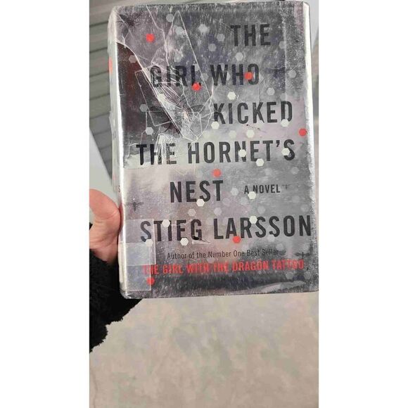 The Girl Who Kicked the Hornet's Nest (Millennium Trilogy) - Picture 2 of 3